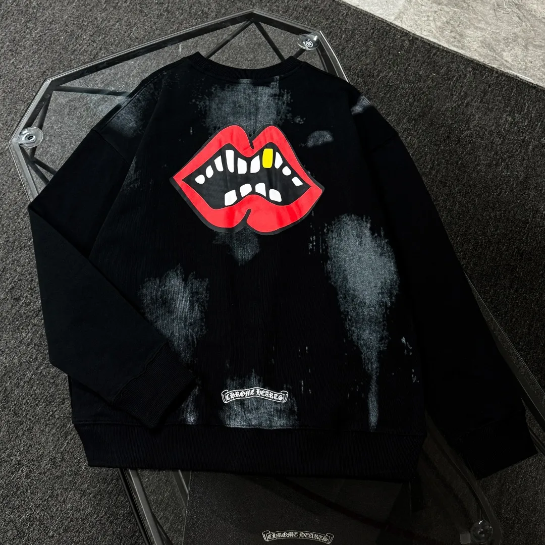 P190 Chrome Hearts 25 high-version round-neck sweatshirts, dropped shoulders and loose fit, 100% cotton fabric weighing 380 grams, no deformation, no shrinkage, complete with three labels, same style for men and women. Technology: Imported Kornit digital direct-injection printing technology, hand-painted graffiti technology. Color: Black SIZE: XS-L